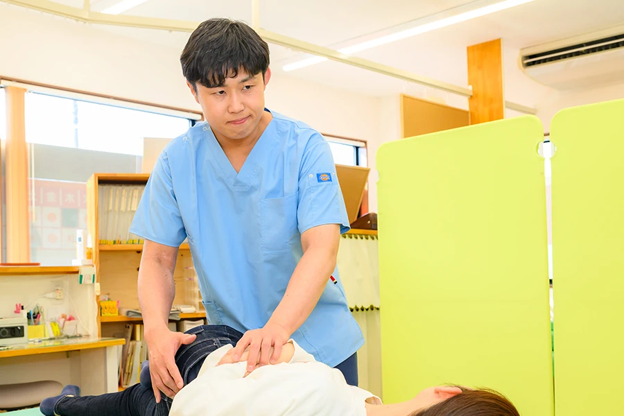 腰痛・ヘルニア治療を行う院長の画像